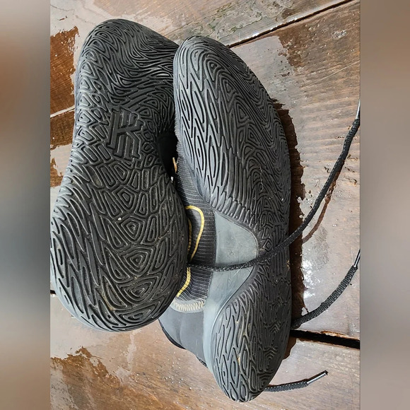 👟 Nike Kyrie Flytrap 4 Black Metallic Gold size 8.5 - Picture 7 of 10